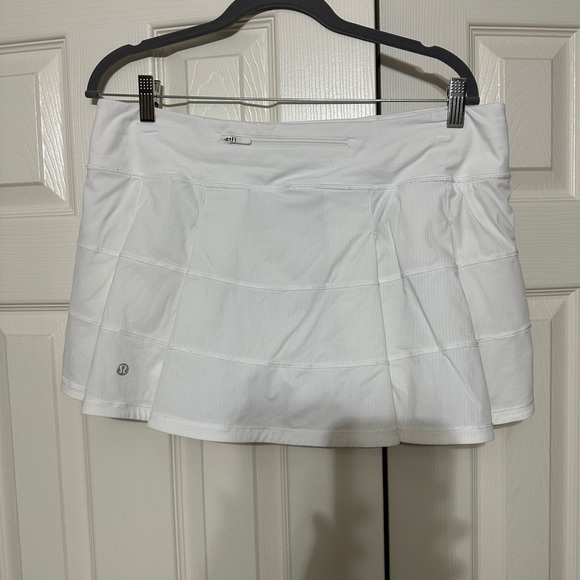 lululemon athletica Dresses & Skirts - Lululemon Skort Womens 12 White Pull On Back Zip Pocket Golf Tennis